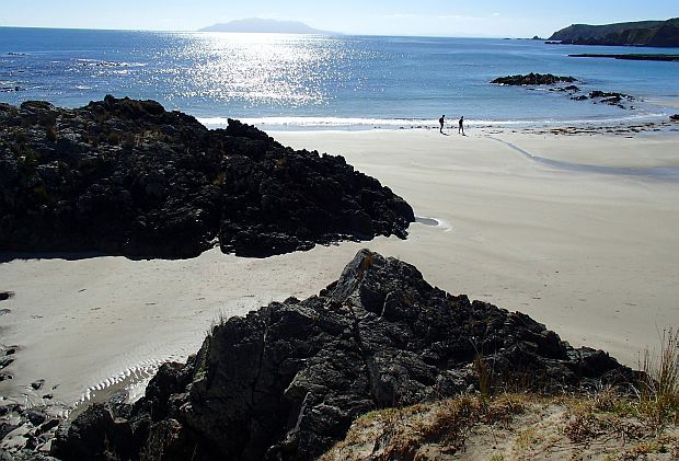 Tawharanui marine reserve with Hauturu/Little Barrier Island in the distance