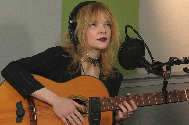 Jessica Pratt in session